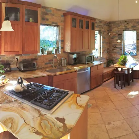 6-Bedroom Tudor In The Downtown Historic District